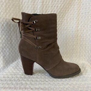 Clarks NWOT Suede Alpine Andi Ankle Heeled Lace Up Bootie Taupe Women's Size 8
